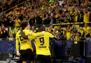 سيرو جيراسي لاعب دورتموند يحتفل بتسجيل الهدف الثاني أمام فياريال ببطولة دوري أبطال أوروبا بملعب سيجنال إيدونا بارك بألمانيا. رويترز