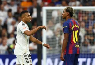 الأمين جمال لاعب برشلونة وكيليان مبابي لاعب ريال مدريد خلال مباراة بين الفريقين في مدريد, رويترز