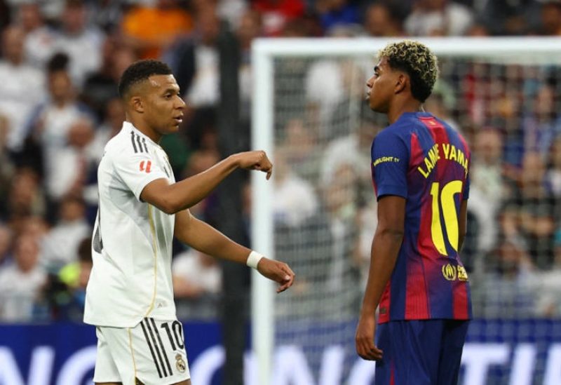 الأمين جمال لاعب برشلونة وكيليان مبابي لاعب ريال مدريد خلال مباراة بين الفريقين في مدريد, رويترز