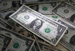 صورة توضيحية تظهر أوراقا نقدية من عملة الدولار الأمريكي. رويترز