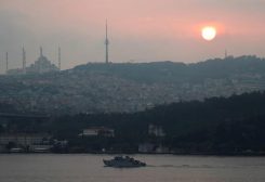 قارب يبحر في مضيق البوسفور متجه نحو البحر الأسود في إسطنبول بصورة من أرشيف رويترز.