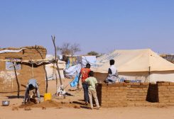 لاجئون سودانيون من دارفور يبنون منزلاً من الطوب الطيني داخل مخيم إيريديمي للاجئين بشرق تشاد. رويترز
