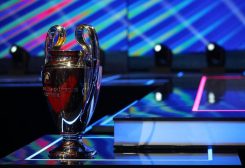 كأس دوري أبطال أوروبا قبل إجراء قرعة دور المجموعات في منتدى جريمالدي بموناكو. رويترز