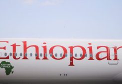 طائرة من طراز إيرباص A350 تابعة للخطوط الجوية الإثيوبية بمطار بولي الدولي في أديس أبابا في إثيوبيا. رويترز