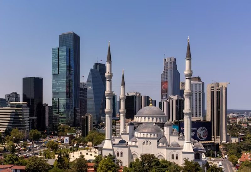 صورة بطائرة مسيرة تظهر الحي التجاري والمالي في ليفنت والذي يضم المقرات الرئيسية للبنوك في إسطنبول. رويترز