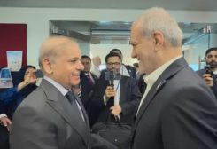 الرئيس الإيراني مسعود بزشكيان ورئيس الوزراء الباكستاني شهباز شريف