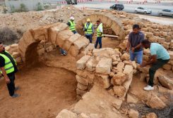 فريق من الباحثين والخبراء بهيئة آثار بنغازي يعملون على ترميم موقع "قصور الغليثة" الأثري