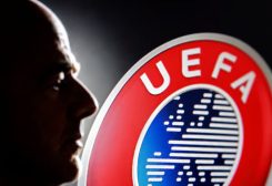رئيس الاتحاد الدولي لكرة القدم (الفيفا) جياني إنفانتينو أمام شعار الاتحاد الأوروبي لكرة القدم (اليويفا)