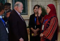 السفير الأمريكي لدى إسرائيل مايك هاكابي يلتقي مع فلسطينيين في بلدة ترمسعيا الفلسطينية بالضفة الغربية
