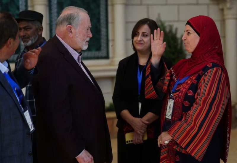 السفير الأمريكي لدى إسرائيل مايك هاكابي يلتقي مع فلسطينيين في بلدة ترمسعيا الفلسطينية بالضفة الغربية