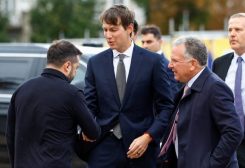 الرئيس الأوكراني فولوديمير زيلينسكي يستقبل المبعوثين الأمريكيين جاريد كوشنر وستيف ويتكوف في كييف