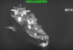 نيران ودخان يتصاعد خلال ما تقول القيادة المركزية الأميركية (CENTCOM) إنها غارات على ناقلات نفط إيرانية