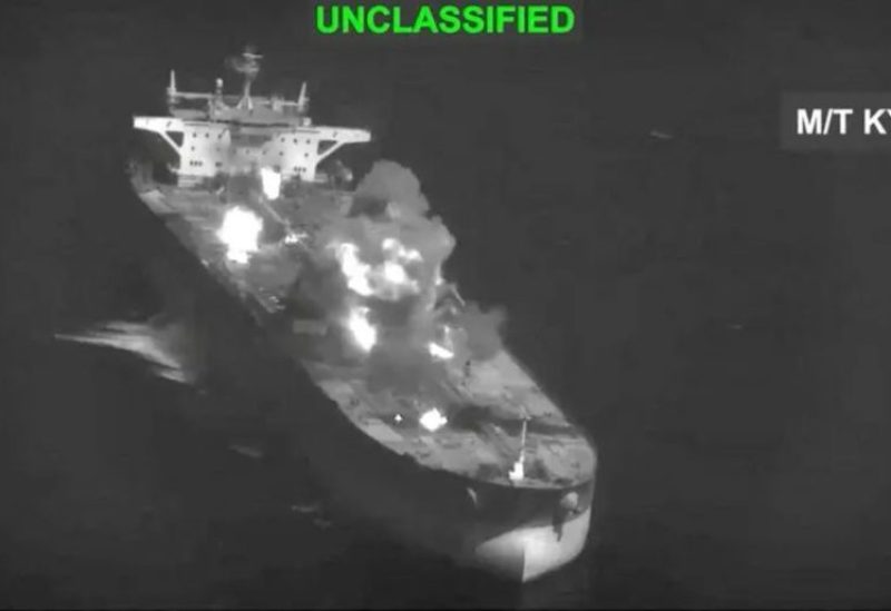 نيران ودخان يتصاعد خلال ما تقول القيادة المركزية الأميركية (CENTCOM) إنها غارات على ناقلات نفط إيرانية