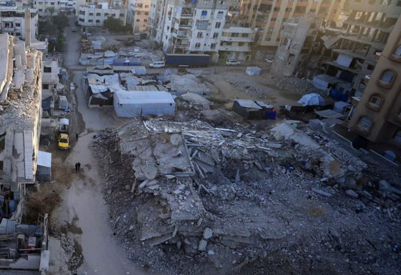 نقاض مبنى سكني تضرر جراء غارة إسرائيلية في غزة