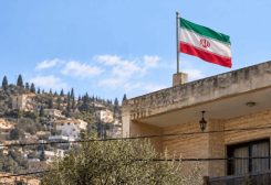 العلم الإيراني الذي رفع في حومين الفوقا