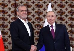 الرئيس الإيراني مسعود بزشكيان مع نظيره الروسي فلاديمير بوتين