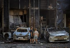 طفلان في موقع تعرض لغارة جوية روسية بطائرة مسيرة في أوديسا بأوكرانيا. رويترز
