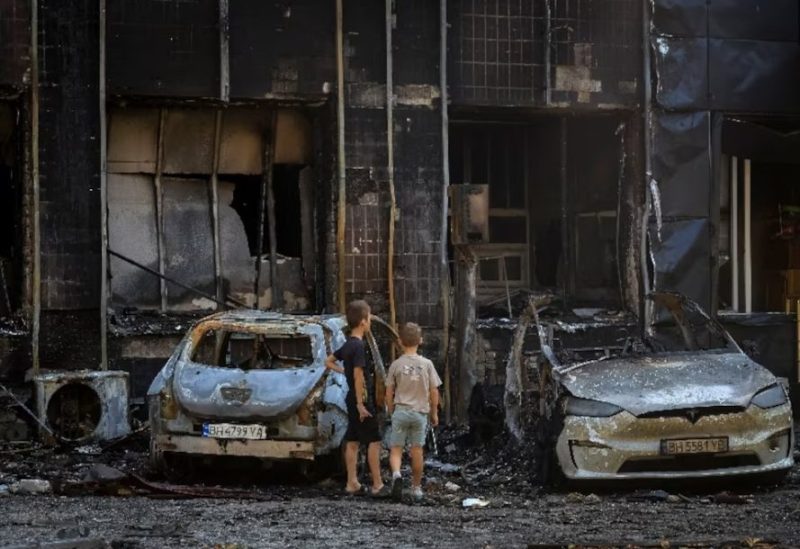 طفلان في موقع تعرض لغارة جوية روسية بطائرة مسيرة في أوديسا بأوكرانيا. رويترز