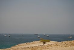 قوارب في مضيق هرمز كما تُرى من مسندم بعمان. رويترز