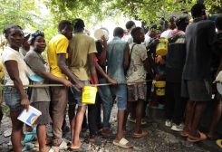 نازحون بسبب العنف يصطفون للحصول على الطعام في أحد الملاجئ بمقاطعة أرتيبونيت في وسط هايتي. رويترز