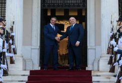 الرئيس اليوناني كونستانتينوس تاسولاس مستقبلاً الرئيس اللبناني جوزف عون في القصر الرئاسي في أثينا (أ ف ب)