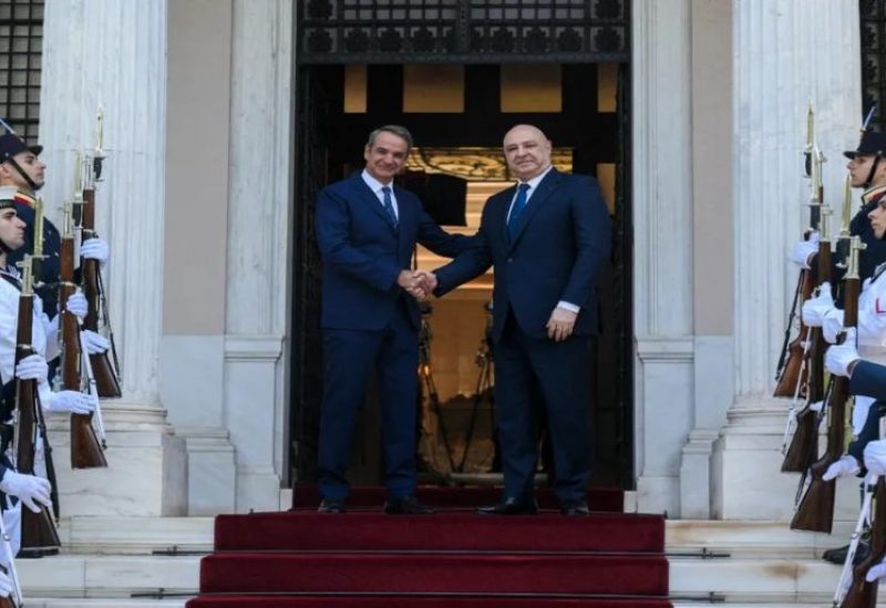 الرئيس اليوناني كونستانتينوس تاسولاس مستقبلاً الرئيس اللبناني جوزف عون في القصر الرئاسي في أثينا (أ ف ب)