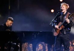 المغني وكاتب الأغاني البريطاني إدوارد كريستوفر شيران المعروف أيضًا باسم Ed Sheeran أثناء تأديته أحد العروض