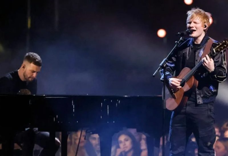 المغني وكاتب الأغاني البريطاني إدوارد كريستوفر شيران المعروف أيضًا باسم Ed Sheeran أثناء تأديته أحد العروض