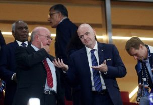 يسبر مولر رئيس الاتحاد الدنمركي لكرة القدم ورئيس الاتحاد الدولي لكرة القدم (الفيفا) جياني إنفانتينو أثناء مباراة ببطولة كأس العالم 2022 في الدوحة. رويترز