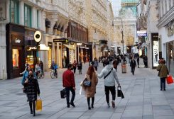 أشخاص يتسوقون في فيينا بصورة من أرشيف رويترز.