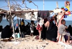 لاجئون فارون من اليمن يتجمعون في منطقة مظللة بعد وصولهم إلى جيبوتي. رويترز