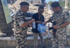 توزيع المياة من المواطنين للعناصر الأمنية في مدينة النبطية