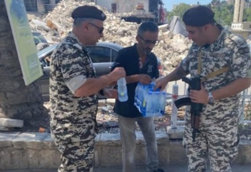 توزيع المياة من المواطنين للعناصر الأمنية في مدينة النبطية