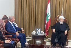 نائب رئيس المجلس الإسلامي الشيعي الأعلى الشيخ علي الخطيب مع السفير الأميركي ميشال عيسى