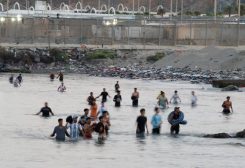مهاجرون يعبرون إلى سبتة عن طريق البحر في عمليات عبور جماعية للمهاجرين من المغرب إلى الأراضي الإسبانية في سبتة. رويترز