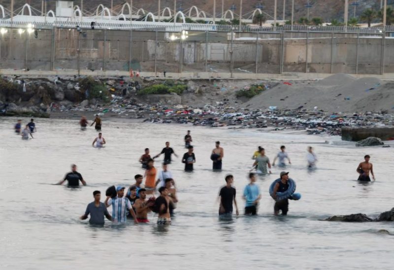 مهاجرون يعبرون إلى سبتة عن طريق البحر في عمليات عبور جماعية للمهاجرين من المغرب إلى الأراضي الإسبانية في سبتة. رويترز