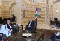 رئيس مجلس الوزراء الدكتور نواف سلام سفير الولايات المتحدة الأميركية في لبنان ميشال عيسى، يرافقه إريك ترايغر من لجنة القوات المسلحة في مجلس الشيوخ الأميركي، والعضو المهني الرفيع في لجنة العلاقات الخارجية في مجلس الشيوخ الأميركي روي عوابدة