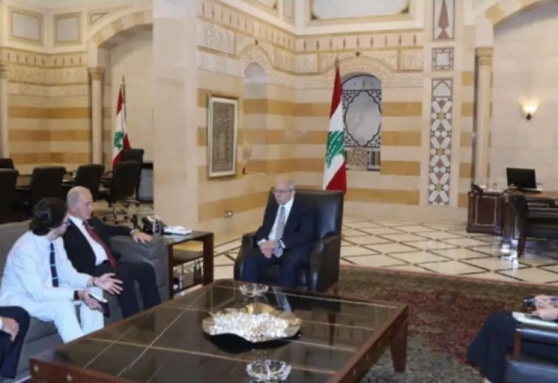 رئيس مجلس الوزراء الدكتور نواف سلام سفير الولايات المتحدة الأميركية في لبنان ميشال عيسى، يرافقه إريك ترايغر من لجنة القوات المسلحة في مجلس الشيوخ الأميركي، والعضو المهني الرفيع في لجنة العلاقات الخارجية في مجلس الشيوخ الأميركي روي عوابدة