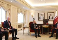 رئيس مجلس الوزراء نواف سلام، رئيس مجلس الوزراء وزير الخارجية القطري الشيخ محمد بن عبد الرحمن بن جاسم آل ثاني، بحضور وزير الخارجية والمغتربين يوسف رجي ووزير الدولة في وزارة الخارجية القطرية الدكتور محمد بن عبد العزيز بن صالح الخليفي.