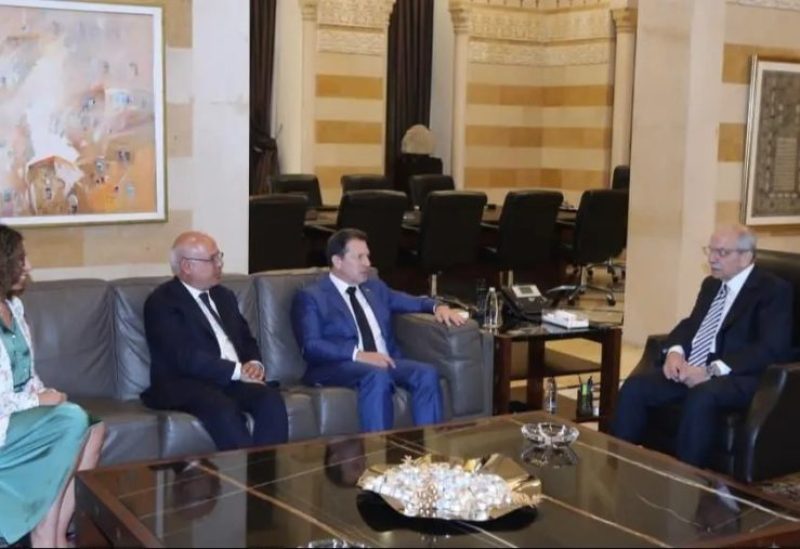 رئيس مجلس الوزراء نواف سلام اليوم وزير المهجرين ووزير الدولة لشؤون التكنولوجيا والذكاء الاصطناعي كمال شحادة، يرافقه بيار الشويري وروزا الشويري ولينا الشويري نحاس ويمنى نحاس