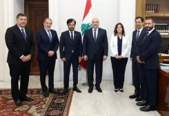 رئيس الجمهورية العماد جوزاف عون مع رئيس الاتحاد الدولي للسيارات البطل العالمي محمد بن سليم و وزيرة الشباب والرياضة نورا بيراقداريان