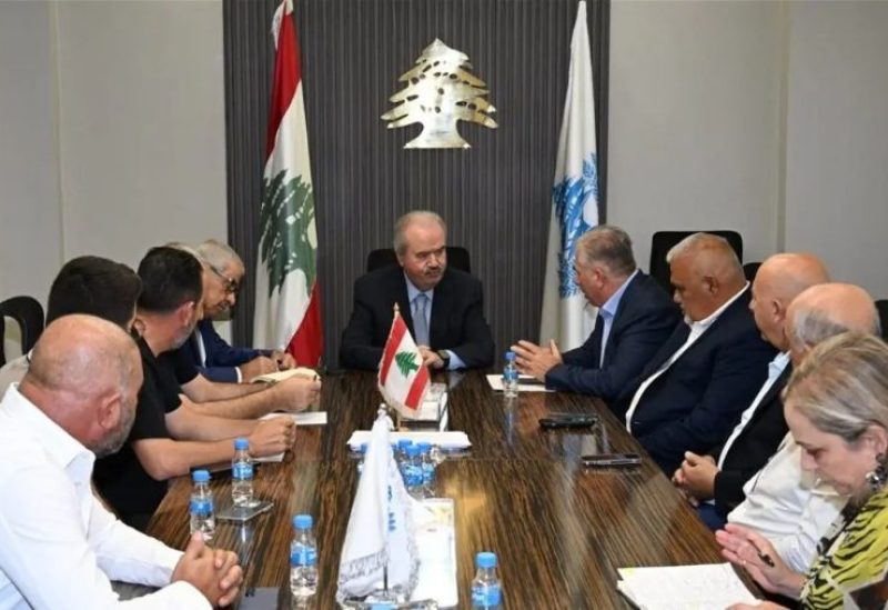 وزير المالية ياسين جابر مع وفد من نقابة مستوردي ومصدّري الخضر والفاكهة، بحضور مستشاره للشؤون الجمركية العميد عبد المطلب الحناوي