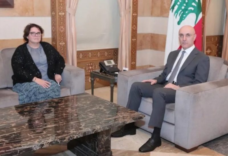وزير الداخلية والبلديات أحمد الحجار يستقبل سفيرة تشيكيا استر لوفيرونا