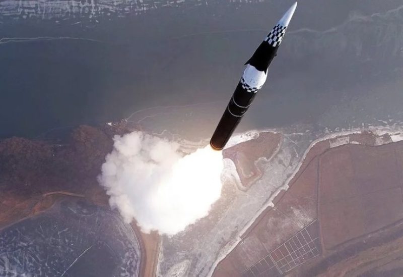 صورة أرشيفية لإطلاق كوريا الشمالية صاروخاً باليستياً قبالة الساحل الشرقي لكوريا الجنوبية في 6 يناير 2025