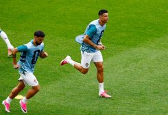 لاعبا منتخب البرتغال كريستيانو رونالدو وبرونو فرنانديز خلال الإحماء قبل مباراة الفريق ضد كرواتيا. رويترز